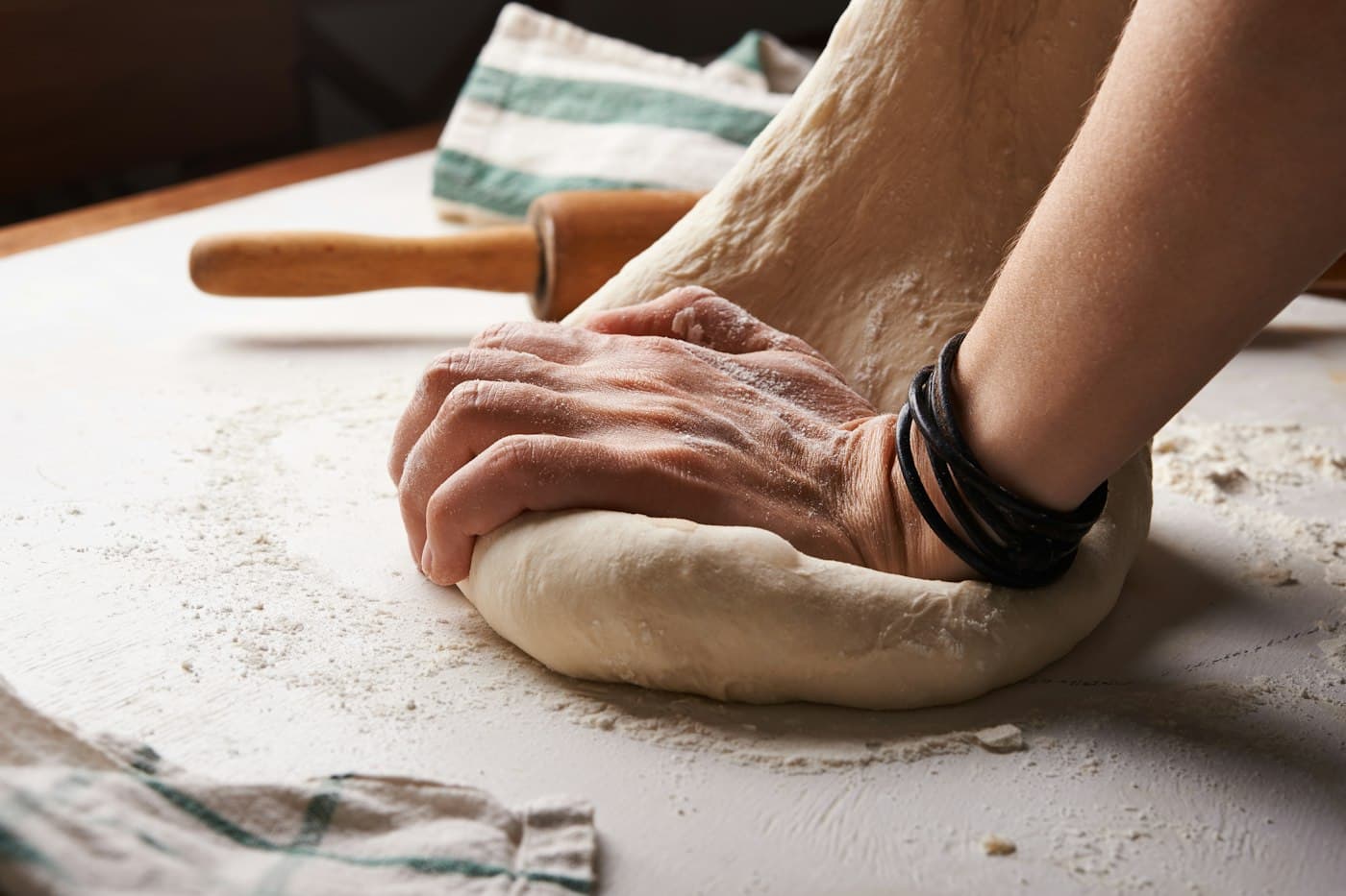 Pizzadeeg wordt met de hand gekneed