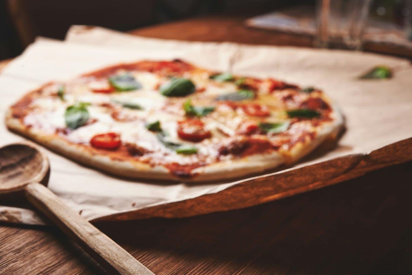 Pizza op een houten plank